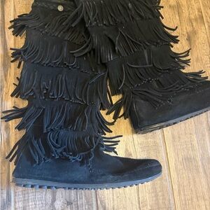 Minnetonka Women's Black Suede Tiered Fringe Moccasin Side Zip Boots Size 9